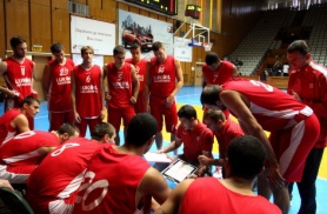 СНИМКИ: Шампионът Лукойл Академик започна защитата на титлата си с победа във Варна