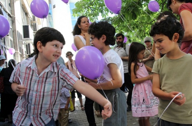 Фондът за лечение на деца в чужбина отказа помощ, десетки излязоха на протест