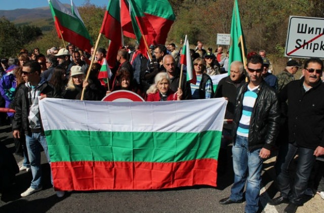 Блокираха Шипка, в Казанлък не искат бежанци