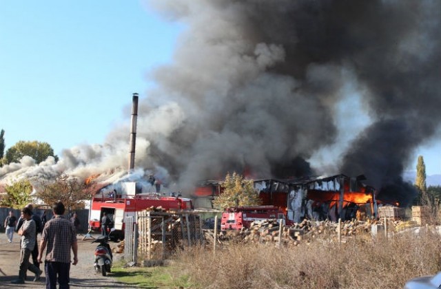 Голям пожар избухна в дърводелски цех до Крън