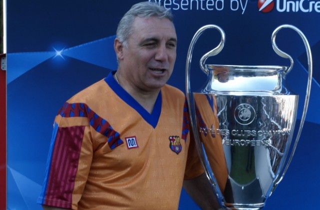(СНИМКИ ) Христо Стоичков посрещна Купата на Шампионската лига в Пловдив