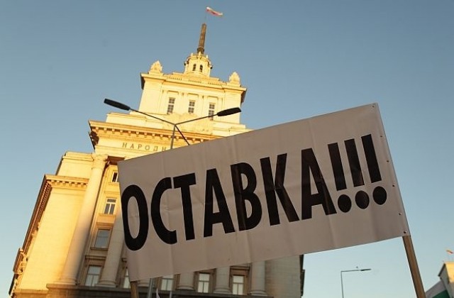 Малобройна група протестиращи пак се събра пред Министерския съвет