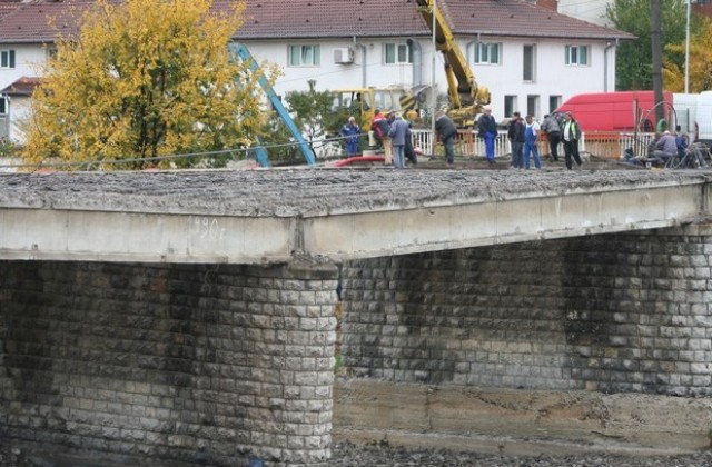 На 15 декември ремонтираният мост в Ловеч влиза в експлоатация