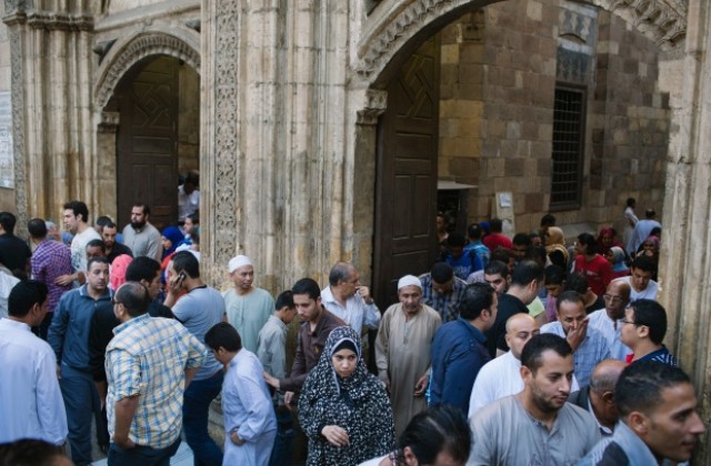 Въоръжени нападатели убиха четирима сватбари пред коптска църква в Кайро