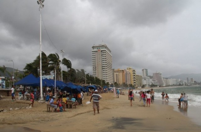 Ураганът Реймънд заплашва да потопи във вода Акапулко