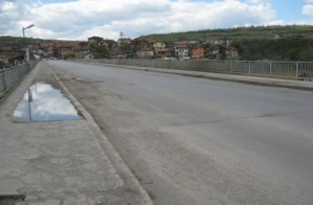 Кметът на Дупница настоява Областно пътно управление да реагира за осветлението на кв. Байкал и кръговото при Аракчийски мост