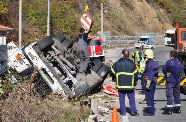 ТИР с хартия се обърна в Прохода на Републиката, шофьорът загина