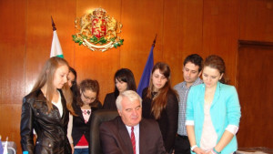 Седем младежи започнаха работа по две програми в Областна администрация