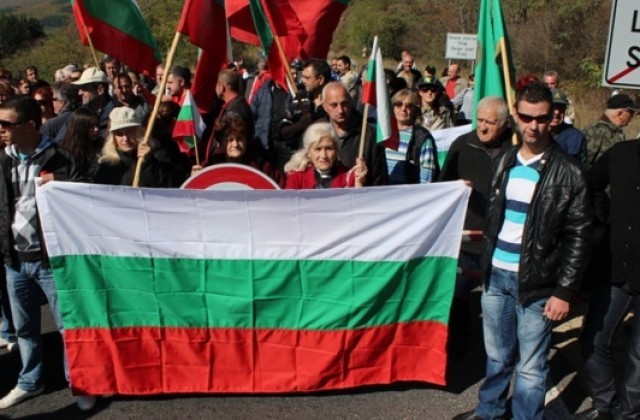 Депутати скочиха срещу превръщането на полицейска школа в бежански лагер