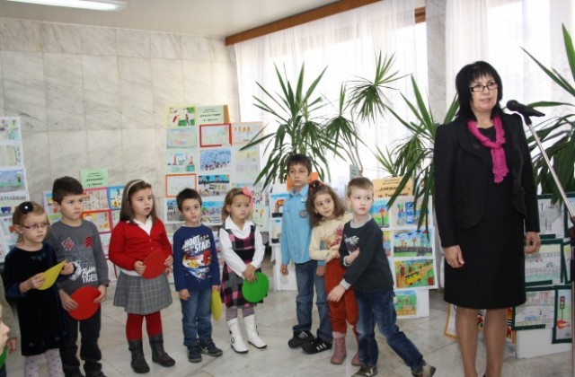 Деца от 11 държави участват в изложба по безопасно движение в Шумен