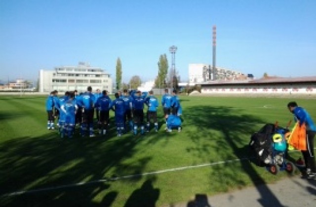 Левски тренира без Мариян Христов, фенове говорят с Йовов