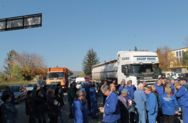 Работници от военния завод в Търговище блокираха пътя за Попово