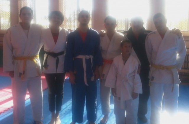 Азбукарите с нова акция в подкрепа на изграждането на детска площадка във В. Търново