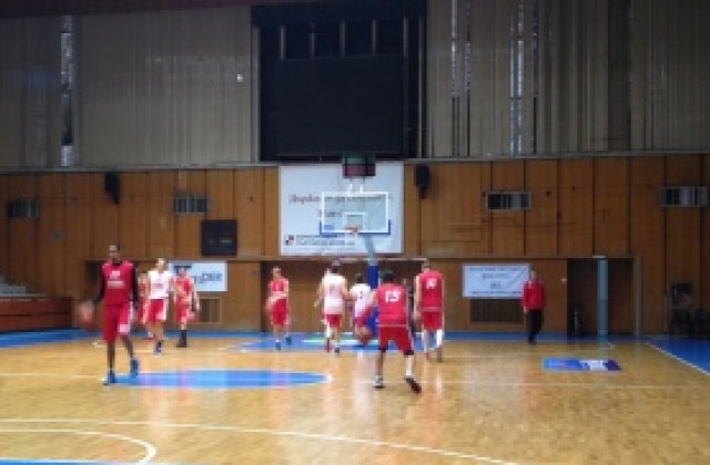 Лукойл се размина с Левски, тренира само без спортния директор