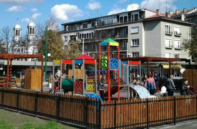 Откриха новата детска площадка в центъра на Плевен