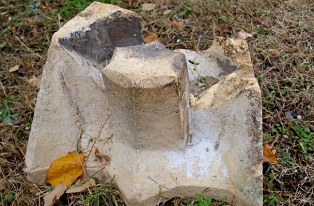 Камъни падат от джамията в центъра на Разград