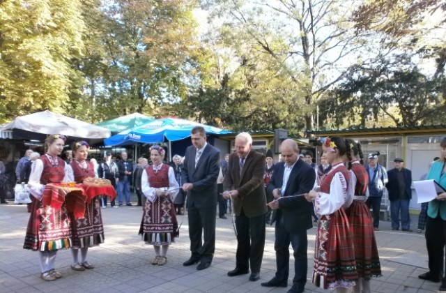 Приключи ремонтът на централния общински пазар
