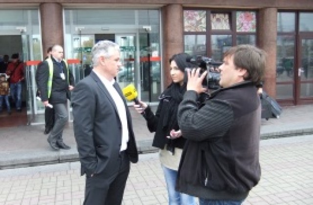 Стойчо Стоев си упражни руския с красива репортерка