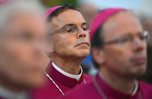 Ватикана нареди епископът на лукса да се оттегли