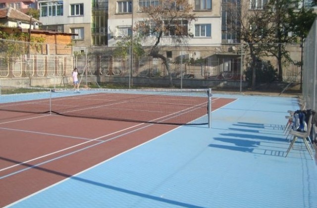 Мултифункционална площадка в СОУ Кузман Шапкарев