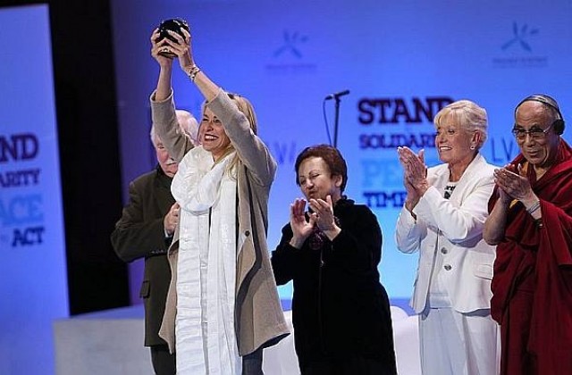 Нобеловите лауреати за мир наградиха Шарън Стоун