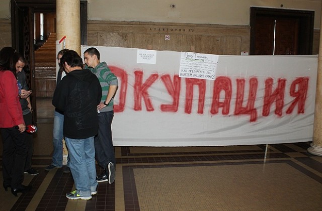 Разраства се студентската окупация