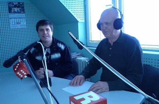 Интерпретаторите с жестомимичен език работят за жълти стотинки