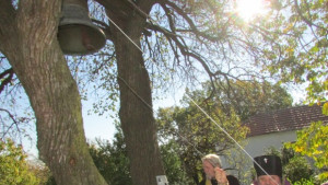 Дядо Григорий удари камбаната за живот на земята в манастир