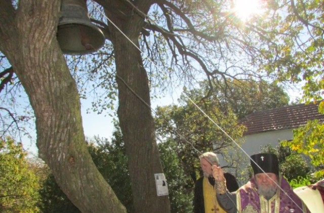 Дядо Григорий удари камбаната за живот на земята в манастир Св. Пророк Илия