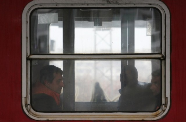 Хвърлен камък контузил пътник в нощния влак от София за Бургас