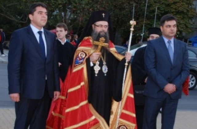 Икона на Св. Петка и митрополит Николай посреща Димитровград