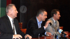 Кметът пред протестиращите Няма да съкращаваме автобусни линии