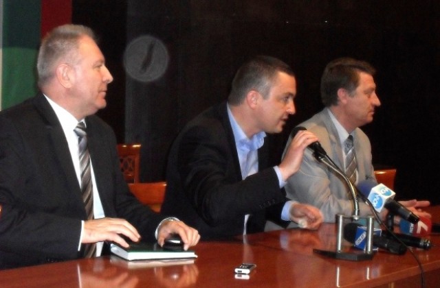 Кметът пред протестиращите: Няма да съкращаваме автобусни линии