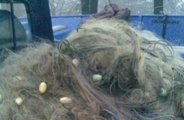 Бракониер заряза 300 м. мрежи и лодка заради проверка на ИАРА