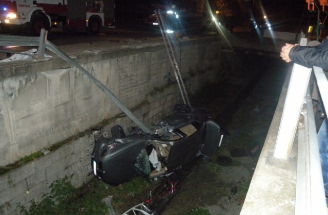 Кола падна в река Поройна, шофьорът загина на място