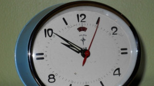 Местим часовниците с час назад