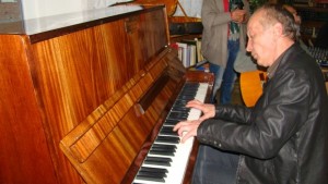 Бизнесмен дари за именния си ден пиано на библиотека