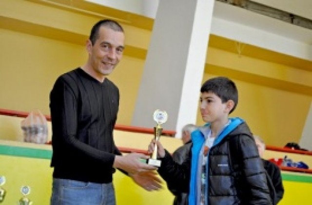 СНИМКИ: Шеф на Лудогорец връчи награди в турнир за деца от домове