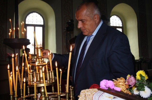 Бойко Борисов посети сливенското село Ковачите за храмовия празник. ГЕРБ дари 32 000 лв. за ремонт на църквата