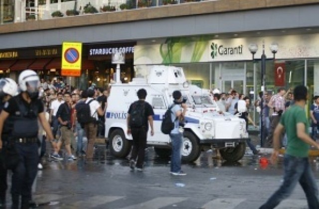 Турската полиция разпръсна студентски протест със сълзотворен газ