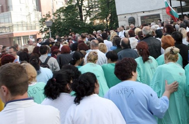 Медици от спешните центрове в страната плашат с протести