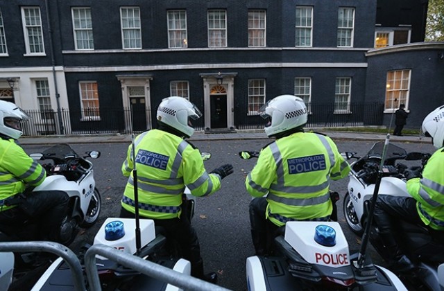 Кран падна върху офис на британския премиер; няма пострадали