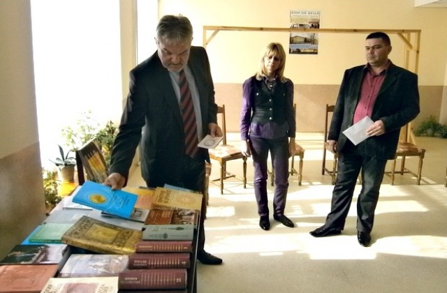 Р.Петков подари на децата от дома в Тотлебен книги и билети за Night jump