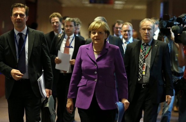 Ангела Меркел с телефон за 2600 евро