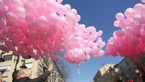 Отбелязваме борбата с рака на гърдата с 1200 розови балони