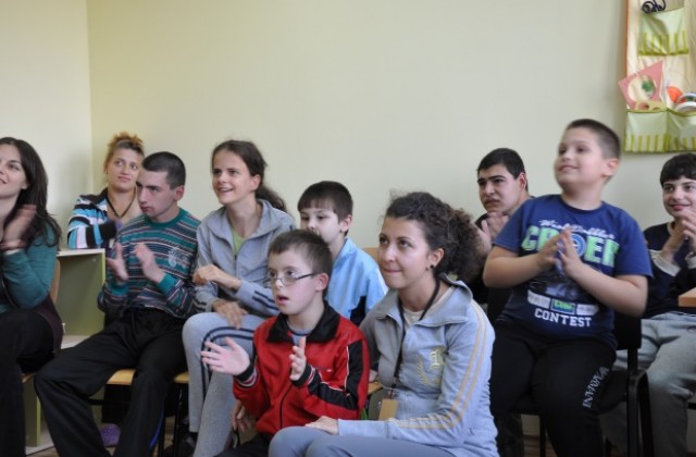 Родителите на деца с увреждания от В. Търново подкрепиха Азбукарите