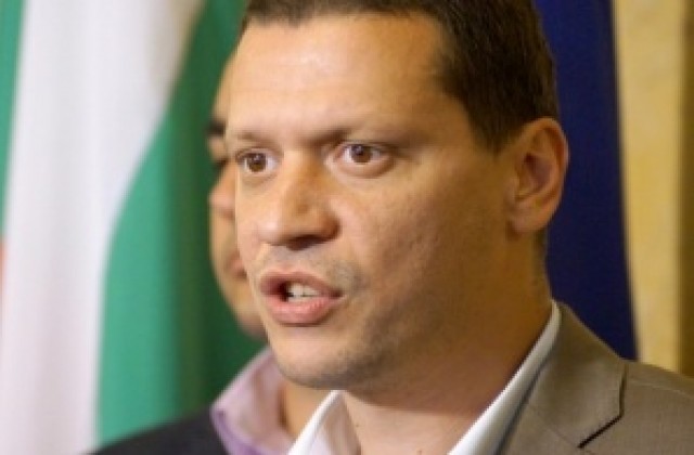 Депутатът Илиян Тодоров със справка кой, как е гласувал за затварянето на границата за пришълци