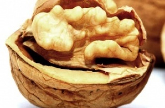 Спипаха трима, откраднали един тон орехи в Свищов