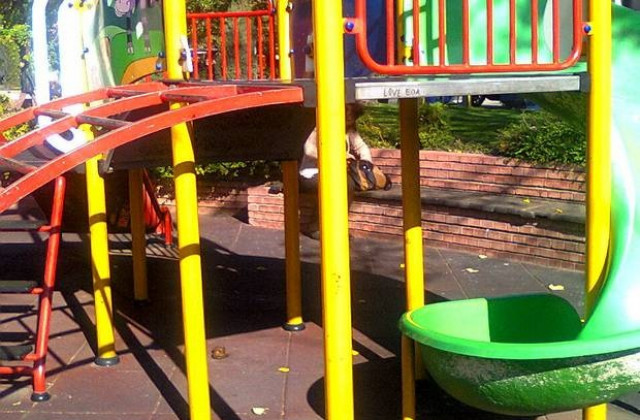 Ползват детска площадка за тоалетна