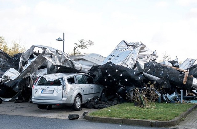 16 са жертвите на бурята в Европа, която остави хиляди хора без ток
